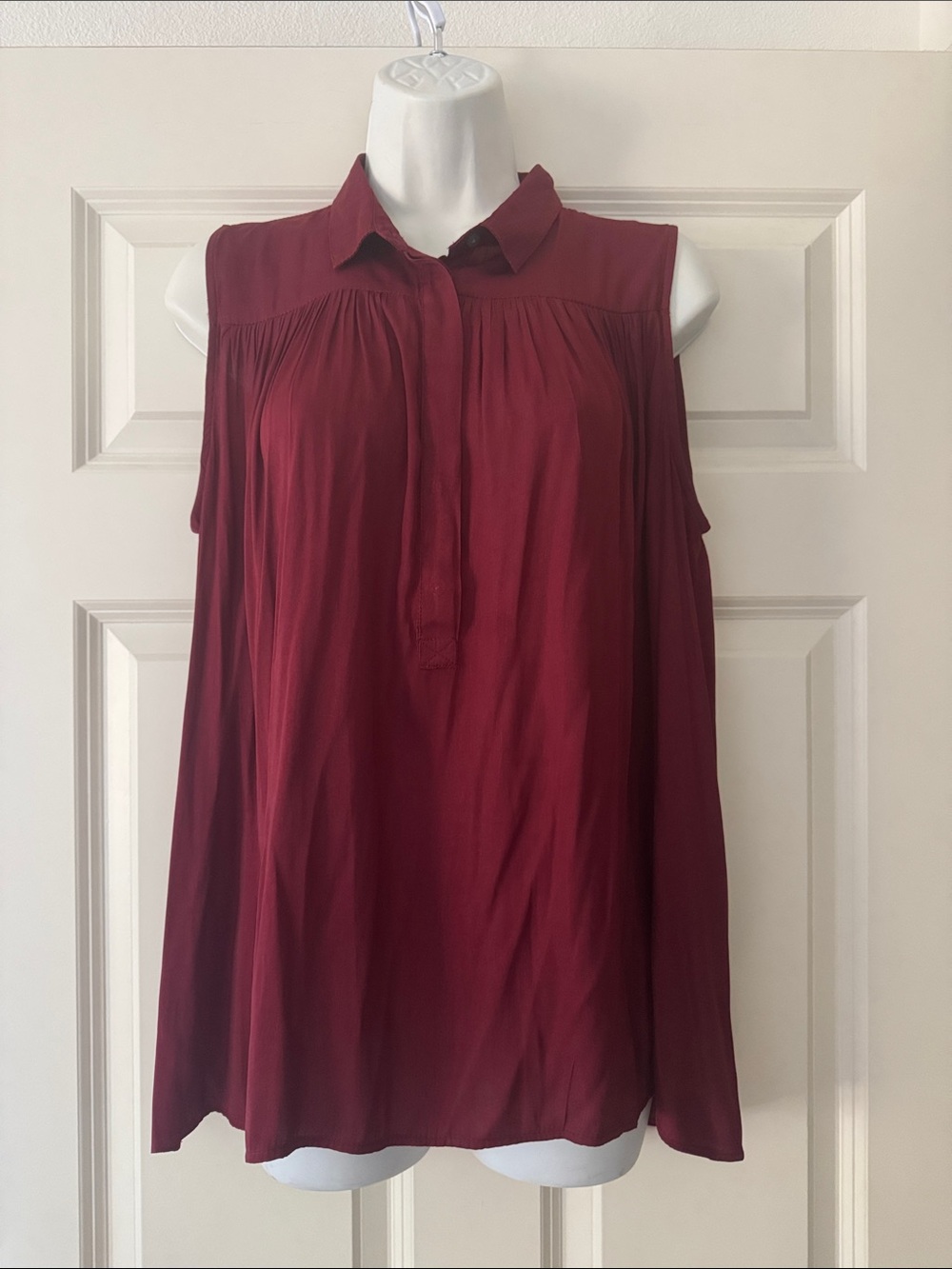 Loft Women's Sleeveless Blouse in Burgundy size M